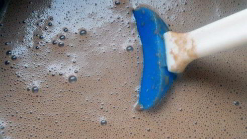 шоколадный блинный пирог с маскарпоне и черешней