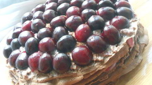 шоколадный блинный пирог с маскарпоне и черешней