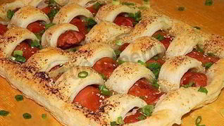 Слоеный пирог с сосисками