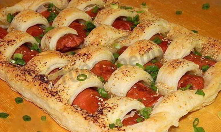 Рецепт слоеного пирога с сосисками