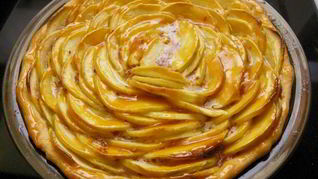 Яблочный пирог из слоеного дрожжевого теста