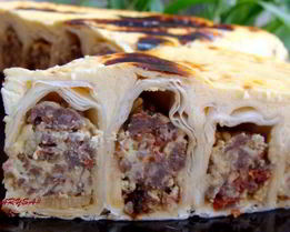 Заливной пирог-улитка с мясом и сыром