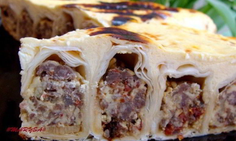 Рецепт заливного пирога-улитки с мясом и сыром