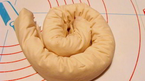 заливной пирог-улитка с мясом и сыром