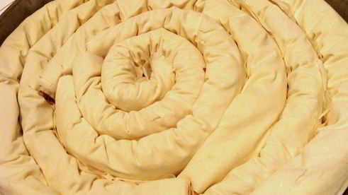 заливной пирог-улитка с мясом и сыром