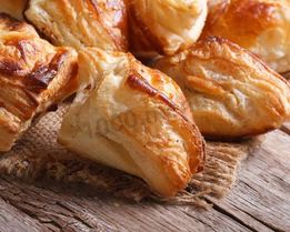 Пирожки из слоеного дрожжевого теста в духовке с яблоками