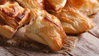 Пирожки из слоеного дрожжевого теста в духовке с яблоками