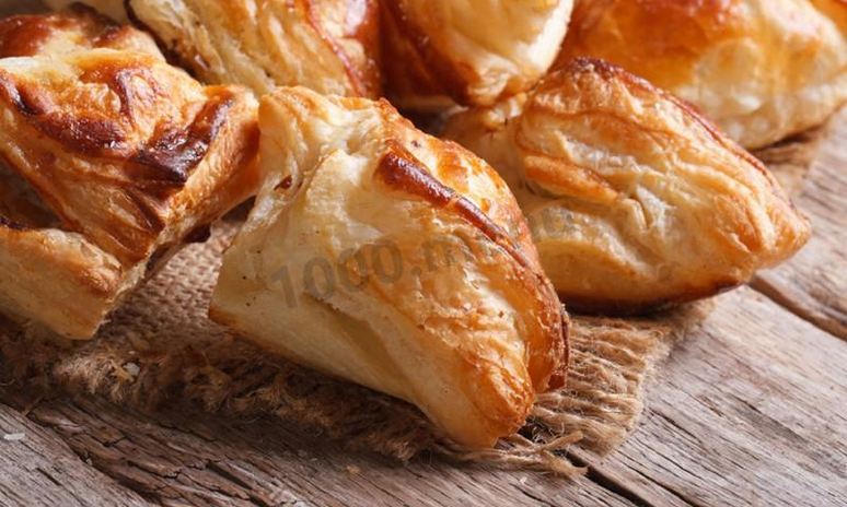 Рецепт пирожков из слоеного дрожжевого теста в духовке с яблоками