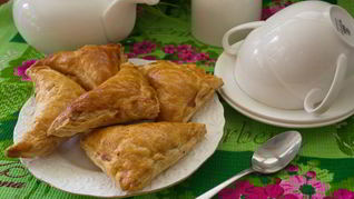 Пирожки из слоеного теста с грибами и курицей