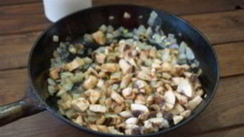 пирожки из слоеного теста с грибами и курицей