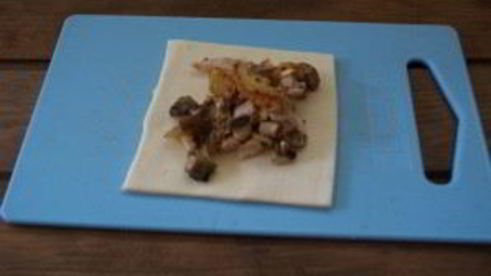 пирожки из слоеного теста с грибами и курицей