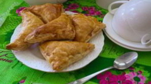 пирожки из слоеного теста с грибами и курицей