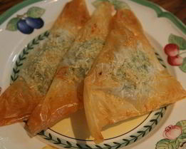 Пирожки со шпинатом, курицей и кедровыми орешками