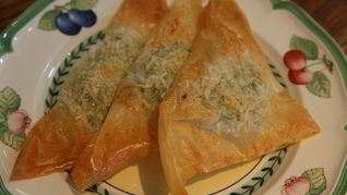 Пирожки со шпинатом, курицей и кедровыми орешками