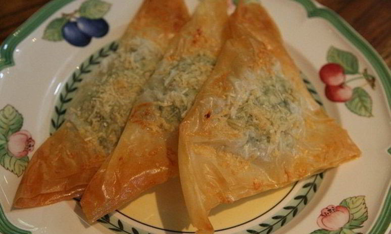 Рецепт пирожков со шпинатом, курицей и кедровыми орешками