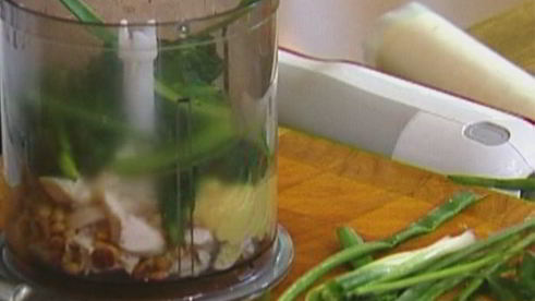 пирожки со шпинатом, курицей и кедровыми орешками