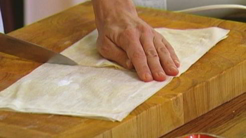 пирожки со шпинатом, курицей и кедровыми орешками