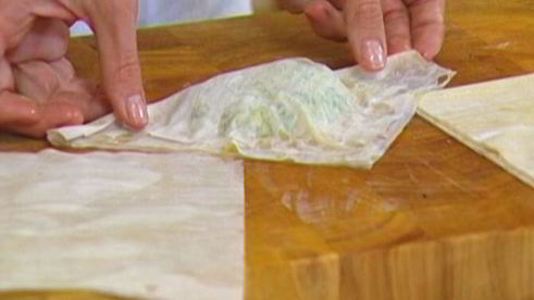 пирожки со шпинатом, курицей и кедровыми орешками