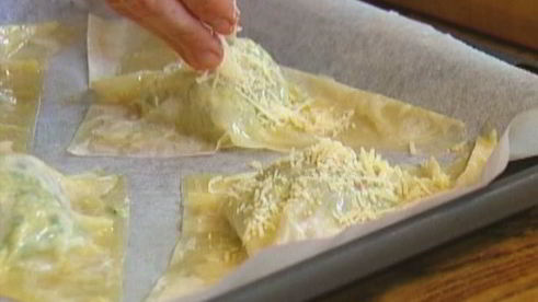 пирожки со шпинатом, курицей и кедровыми орешками