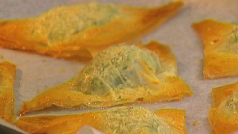 пирожки со шпинатом, курицей и кедровыми орешками