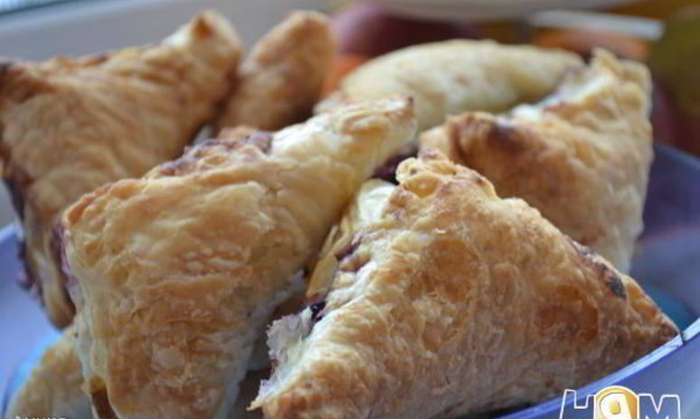 Рецепт слоеных пирожков с черникой и ванильным сахаром