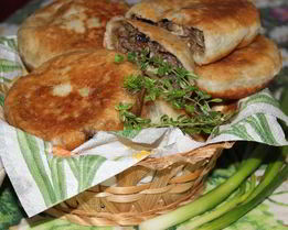 Жареные пирожки с баклажанами мясом и грибами