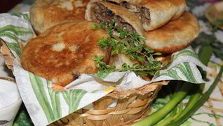 Жареные пирожки с баклажанами мясом и грибами