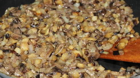 жареные пирожки с баклажанами мясом и грибами