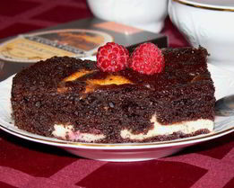 Брауни с творожно-сливочным сыром и малиной