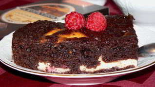 Брауни с творожно-сливочным сыром и малиной
