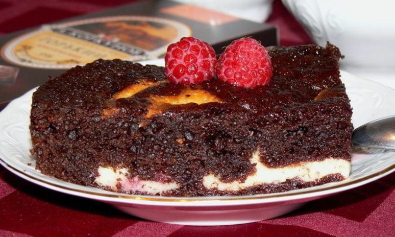 Рецепт брауни с творожно-сливочным сыром и малиной