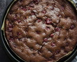 Брауни с вишней и орехами