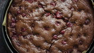 Брауни с вишней и орехами