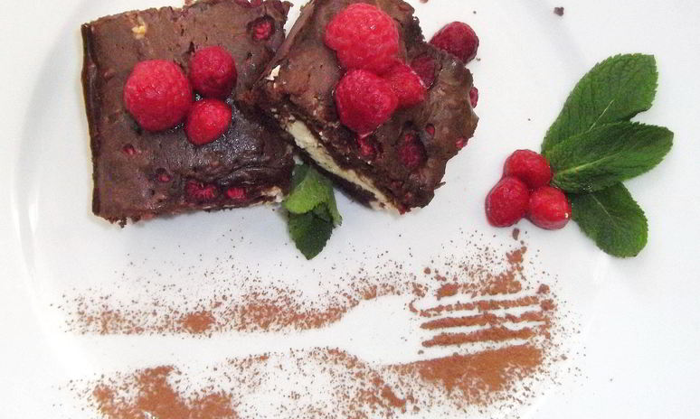 Рецепт малинового мраморного брауни