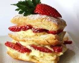 Пирожное Наполеон с клубникой