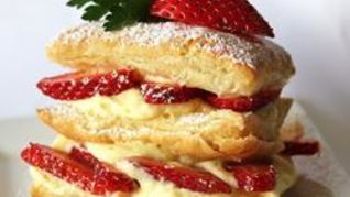 Пирожное Наполеон с клубникой