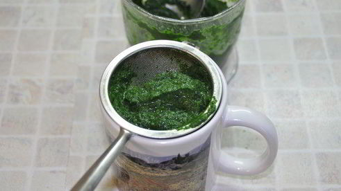 пирожное под снежинками