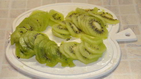 пирожное под снежинками