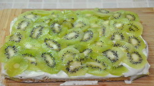 пирожное под снежинками