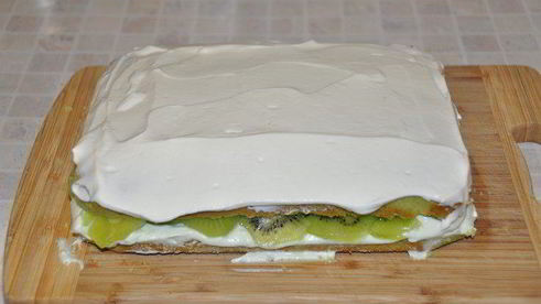 пирожное под снежинками