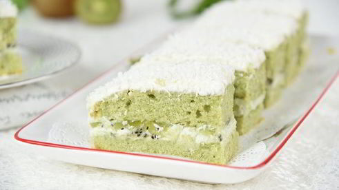 пирожное под снежинками