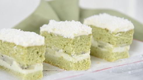 пирожное под снежинками