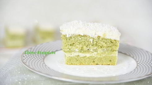 пирожное под снежинками