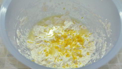 пирожное под снежинками