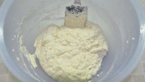 пирожное под снежинками