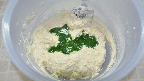 пирожное под снежинками