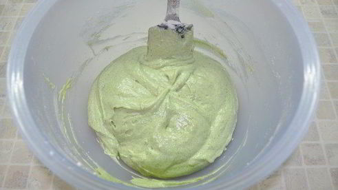 пирожное под снежинками