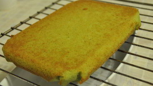 пирожное под снежинками