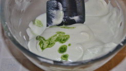 пирожное под снежинками