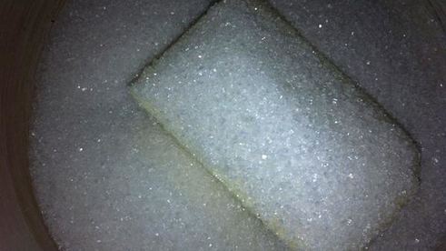 пирожное с карамелизированными овсяными хлопьями